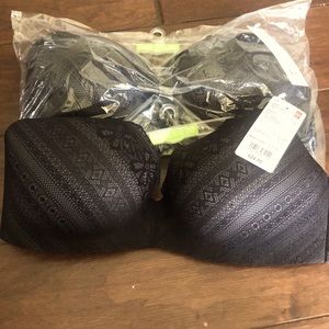 2 black lace wireless bras from Uniqlo